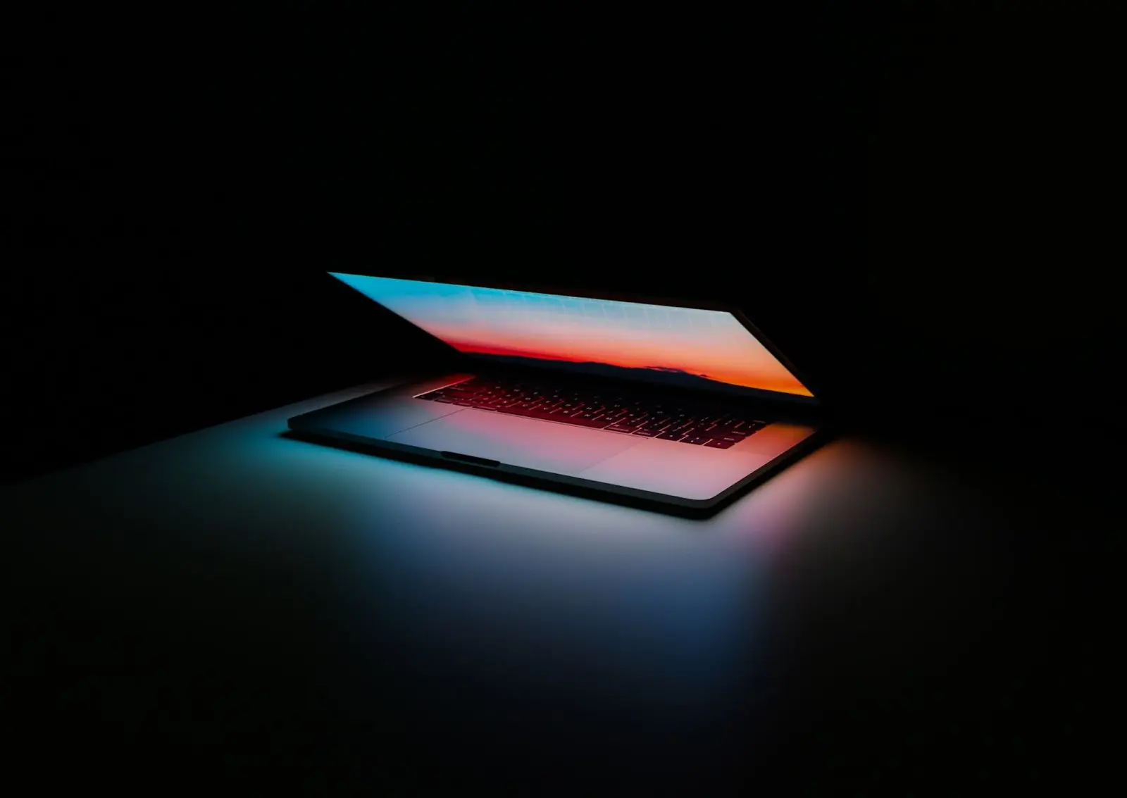 Po otwarciu MacBooka True Tone może działać też na zewnętrznym monitorze